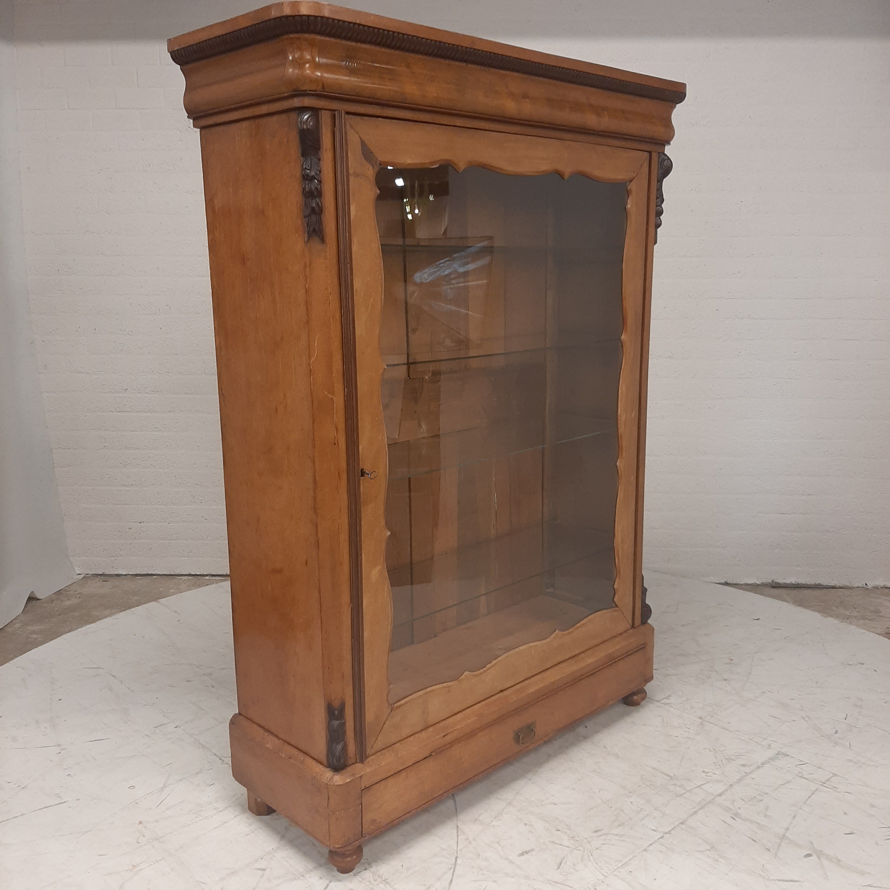 Vitrinekast met 4 glasplaten één grote glasdeur