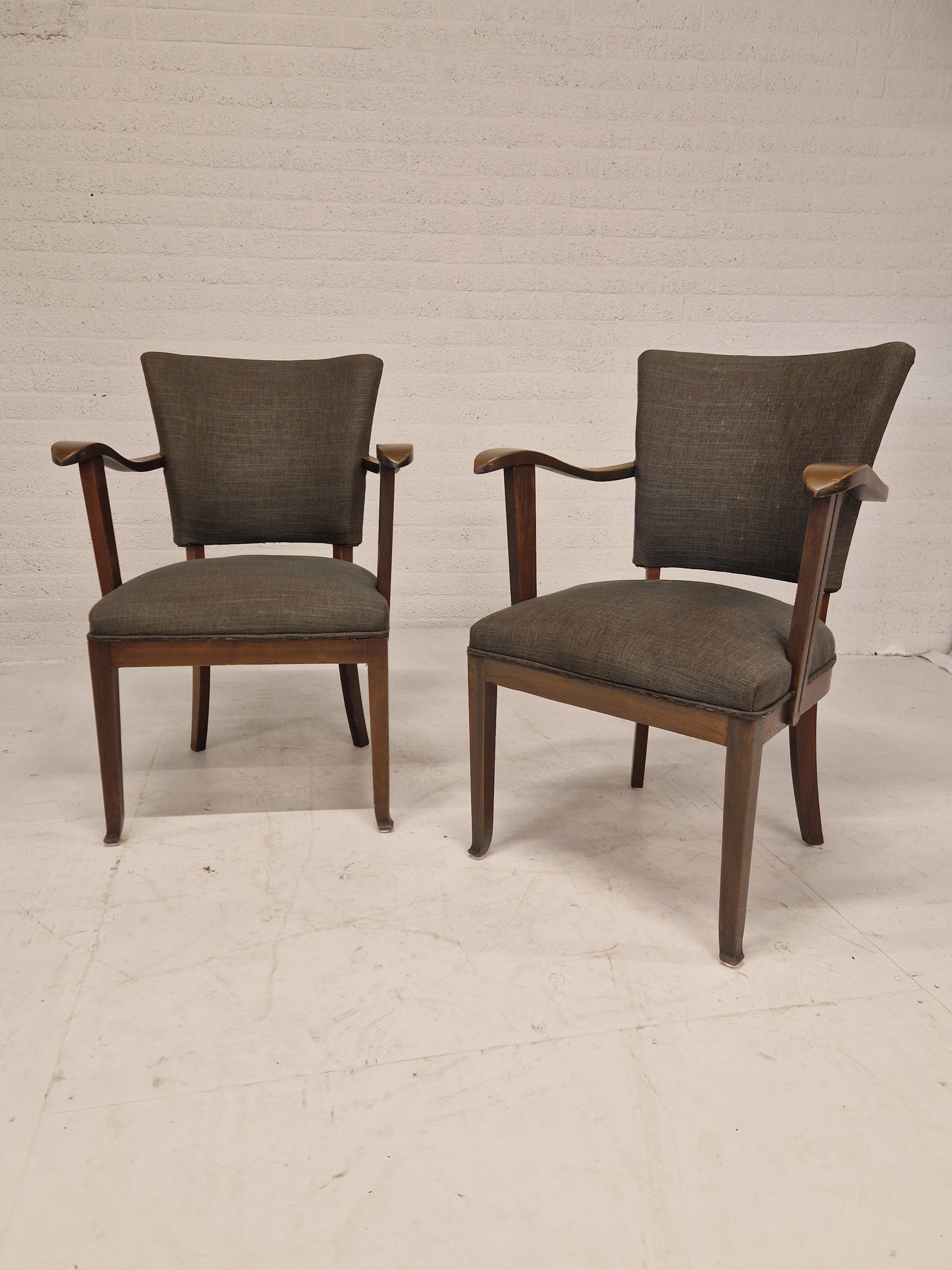 2 stoelen met gebogen armleuning