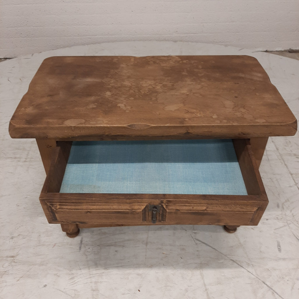Klein houten tafeltje met 1 lade