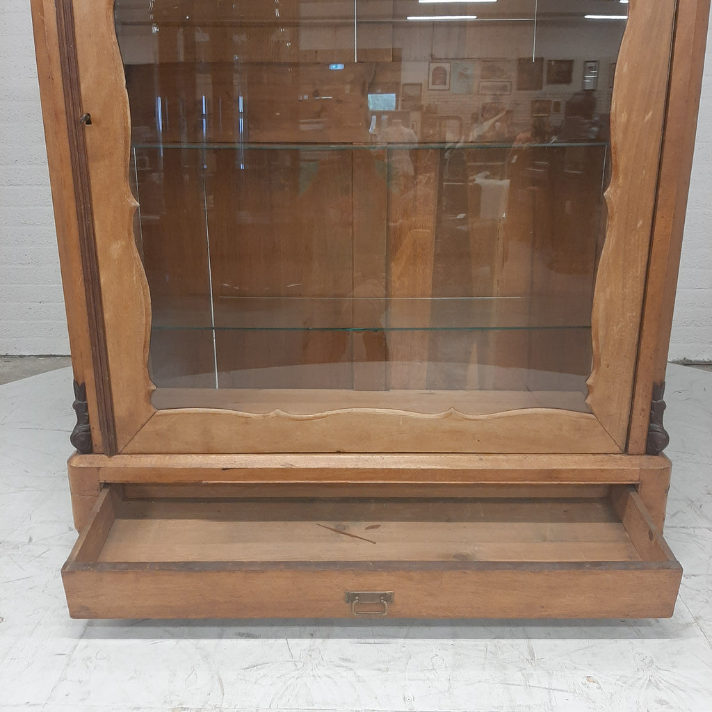 Vitrinekast met 4 glasplaten één grote glasdeur
