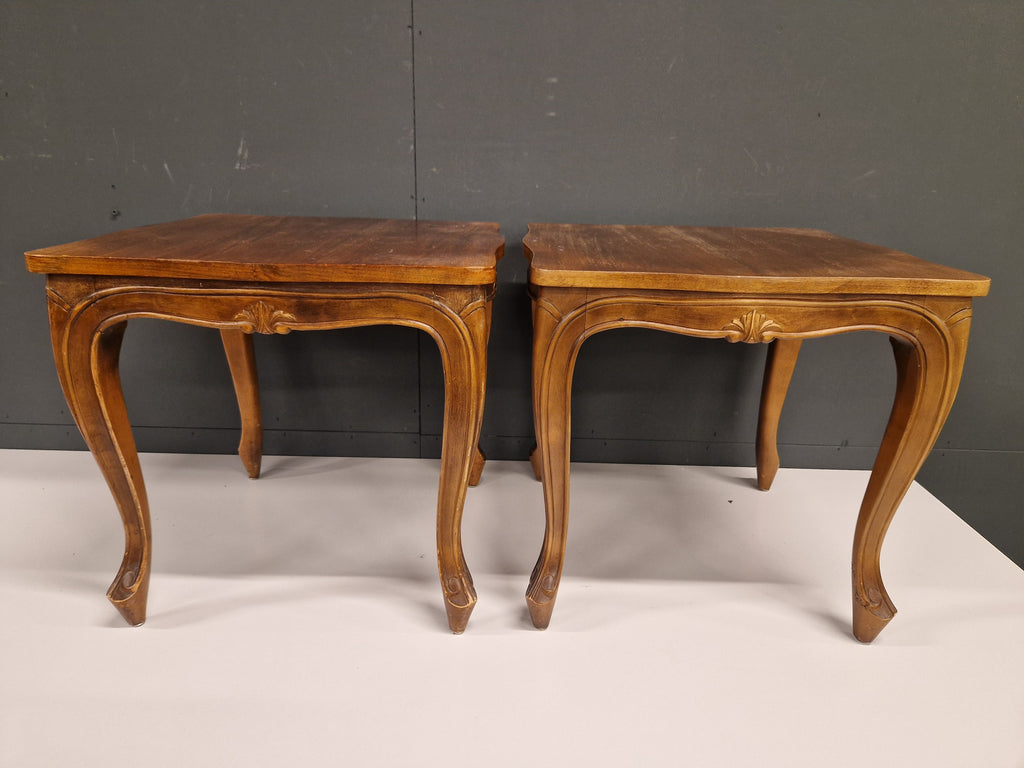 Twee identieke bijzettafels