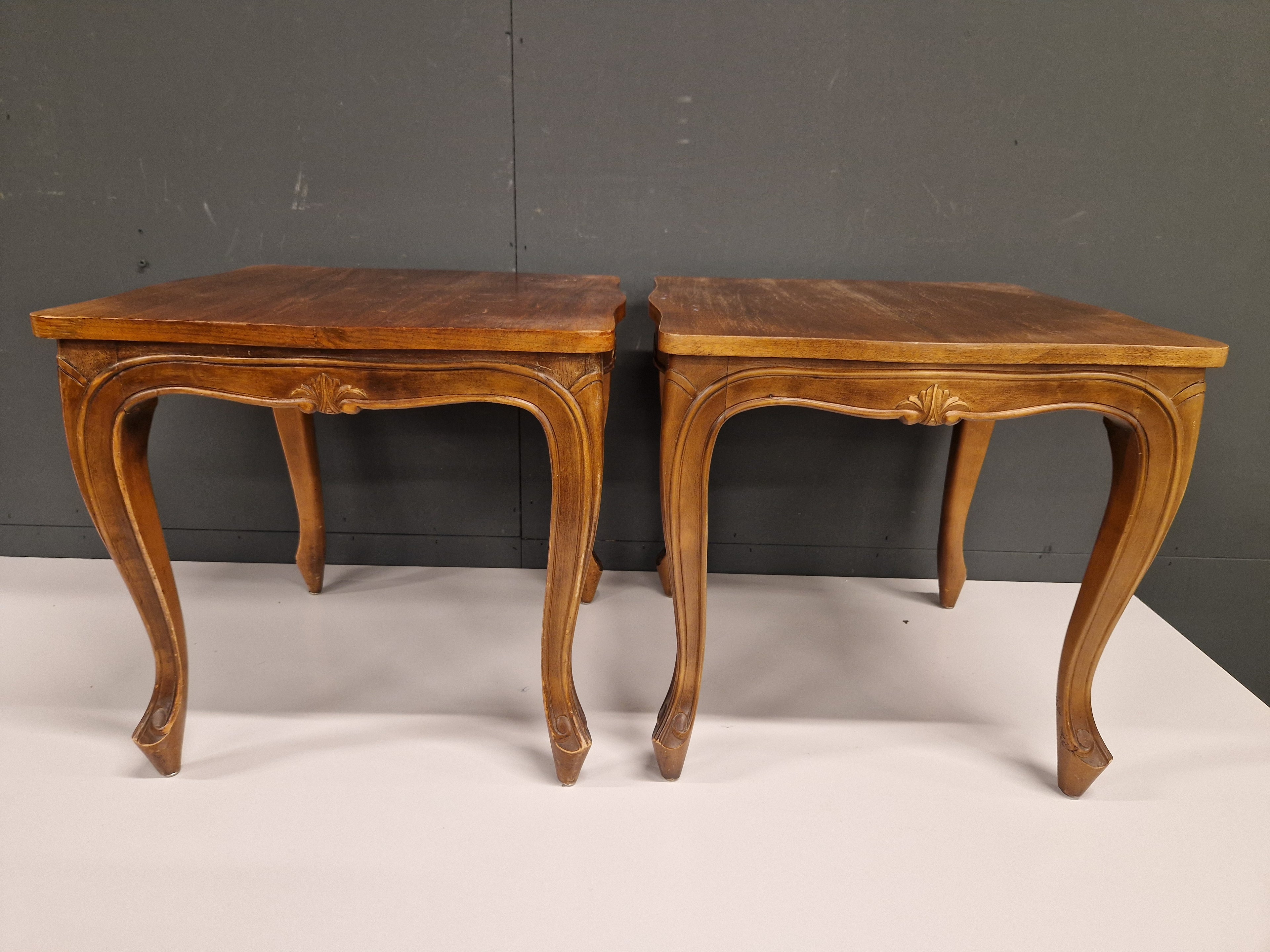 Twee identieke bijzettafels