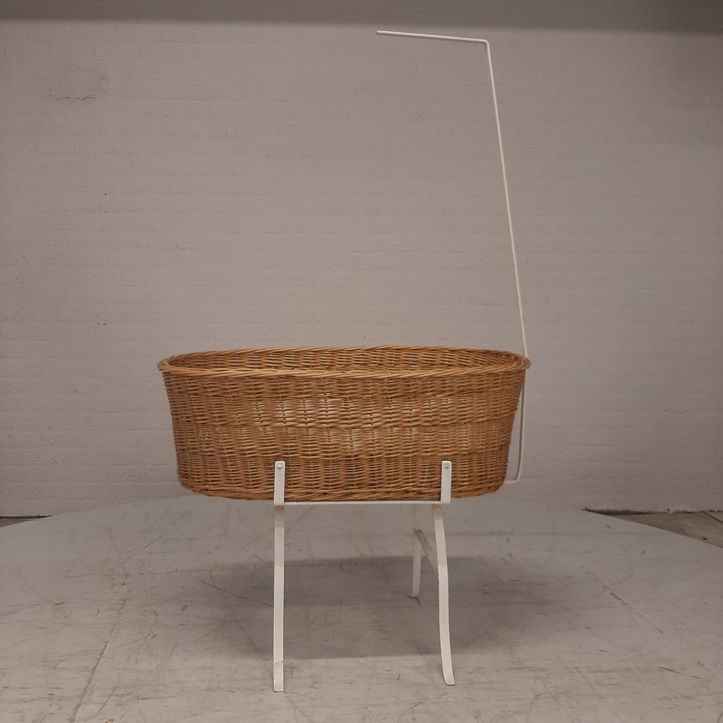 Vintage rotan wieg wit ijzeren onderstel