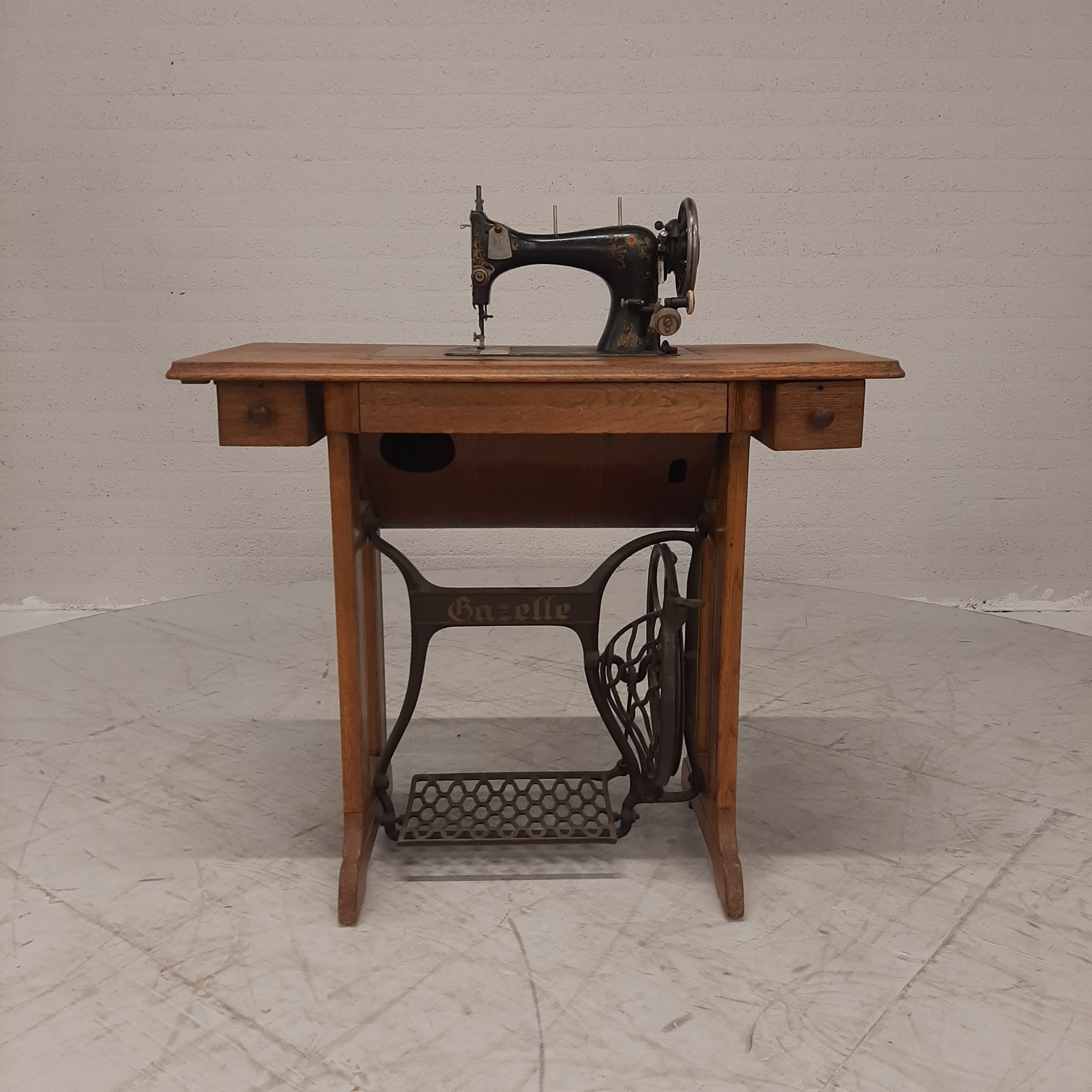 Gazelle trapnaaimachine in meubel