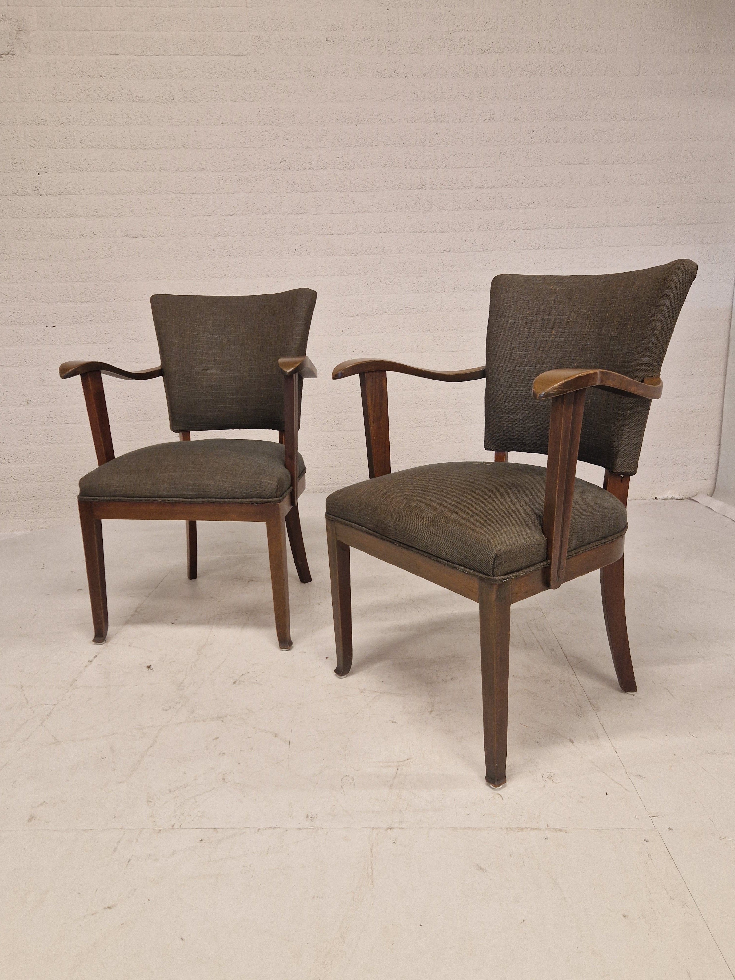 2 stoelen met gebogen armleuning