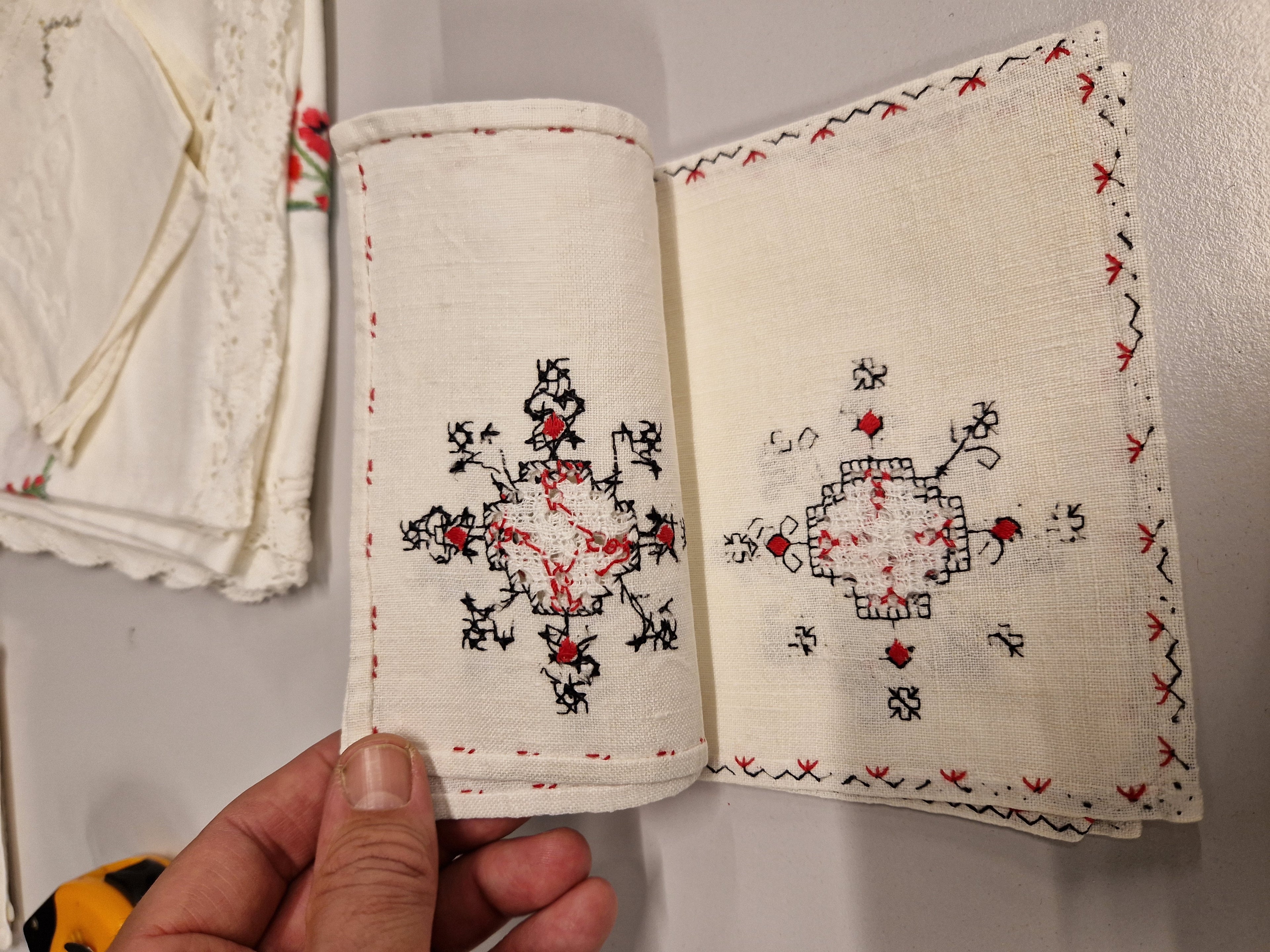 Franse servetten, zwartrood geborduurd linnen, zeer verfijnd