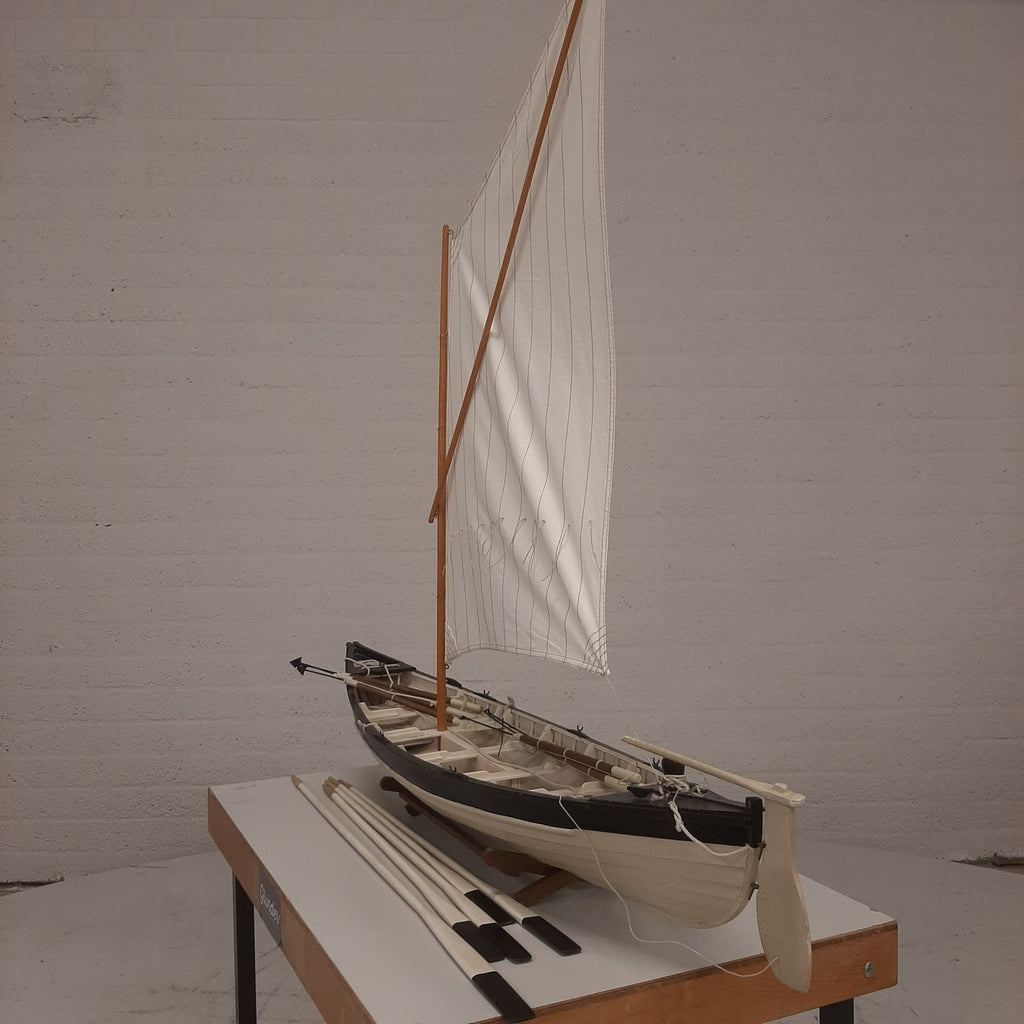 Model zeilboot in zwart / wit