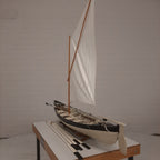 Model zeilboot in zwart / wit