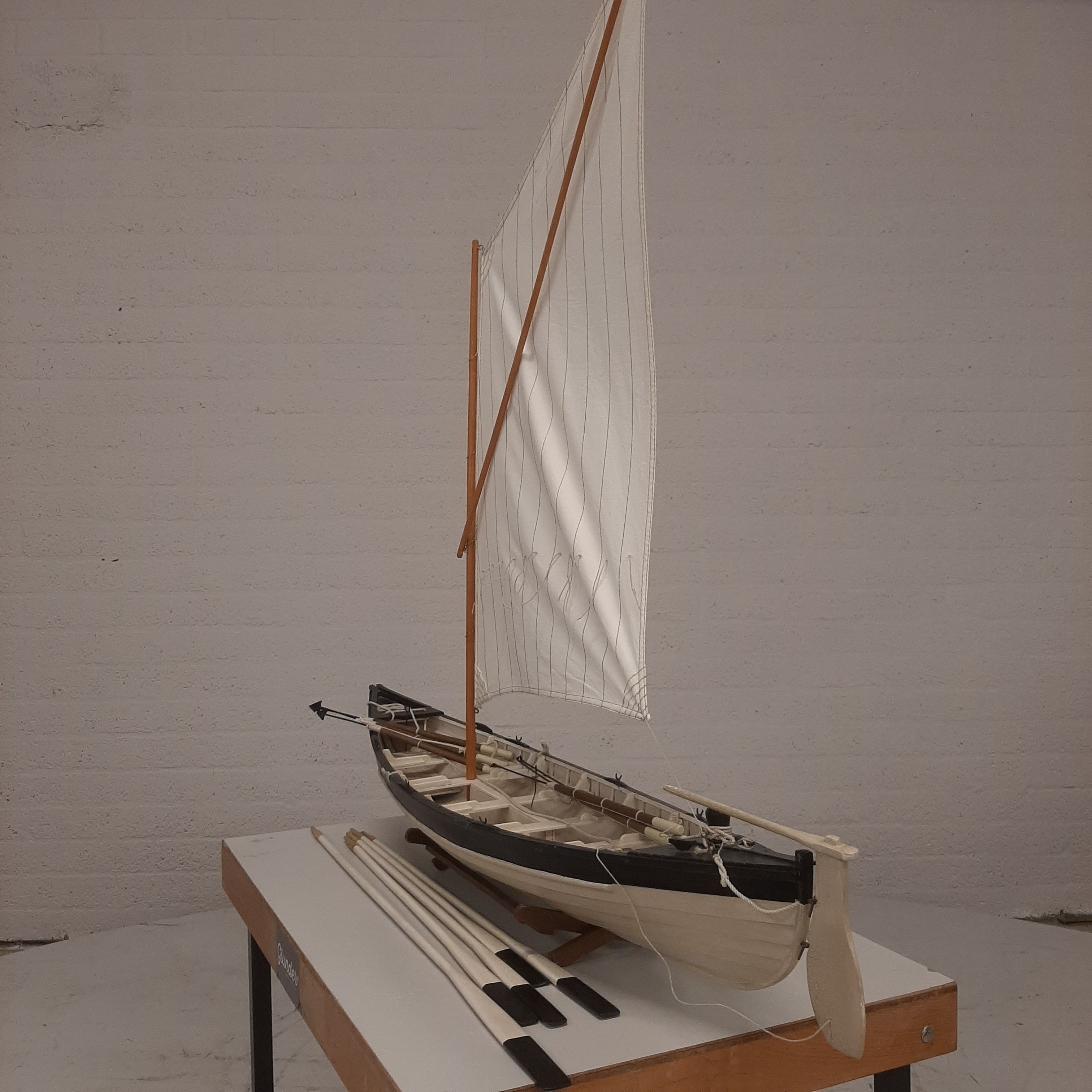 Model zeilboot in zwart / wit