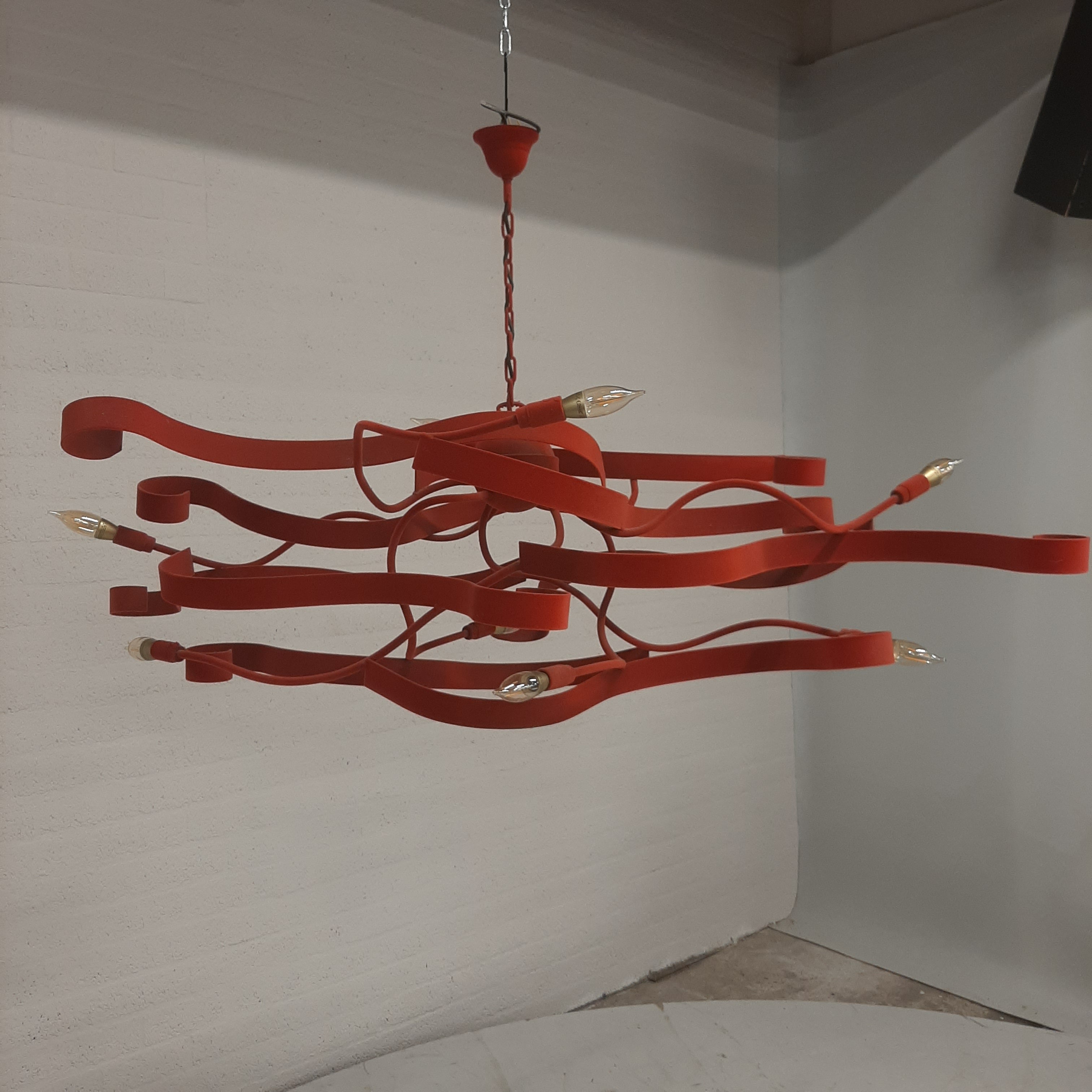 Rode kroonluchter bekleed met vilt