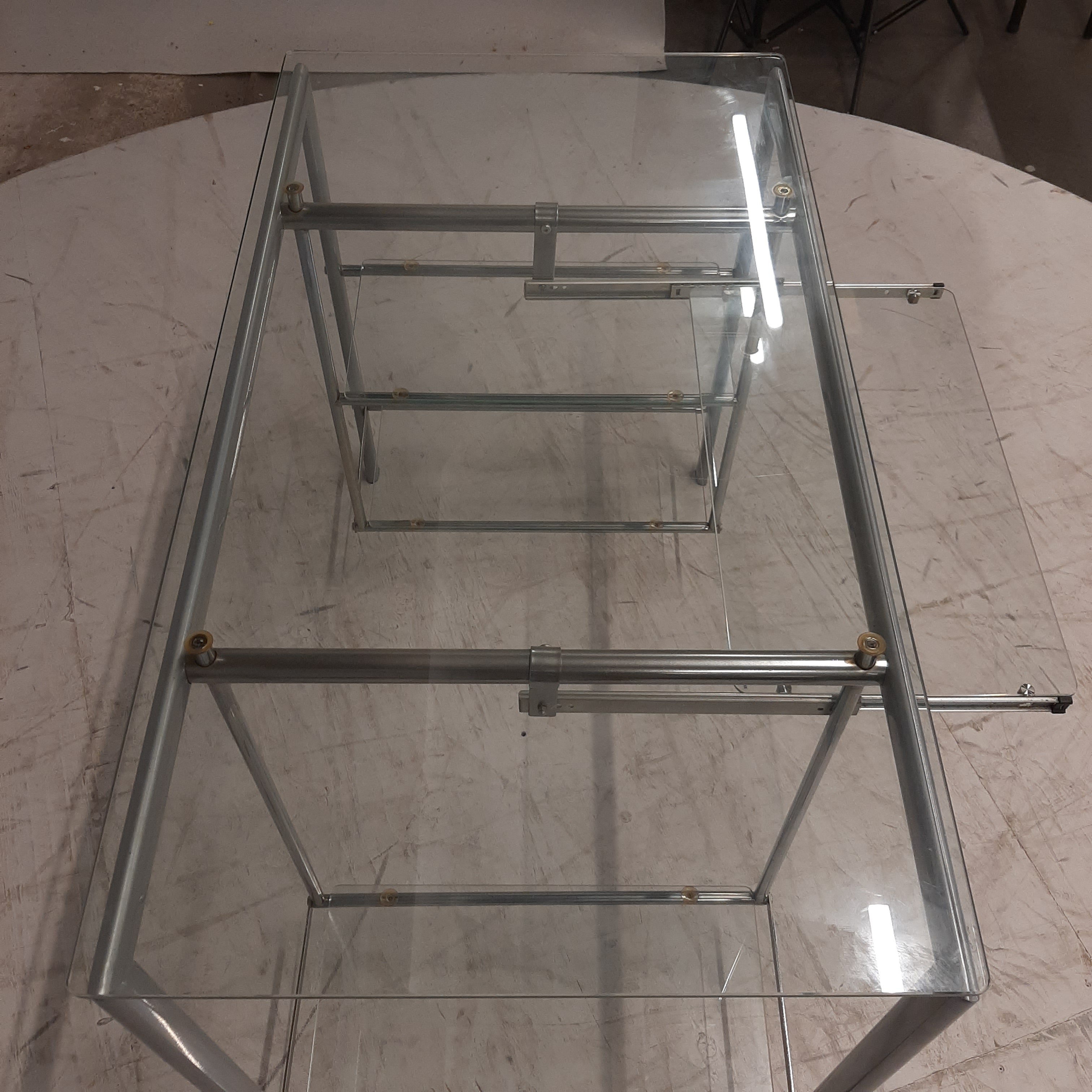 Glazen bureau op buizenframe