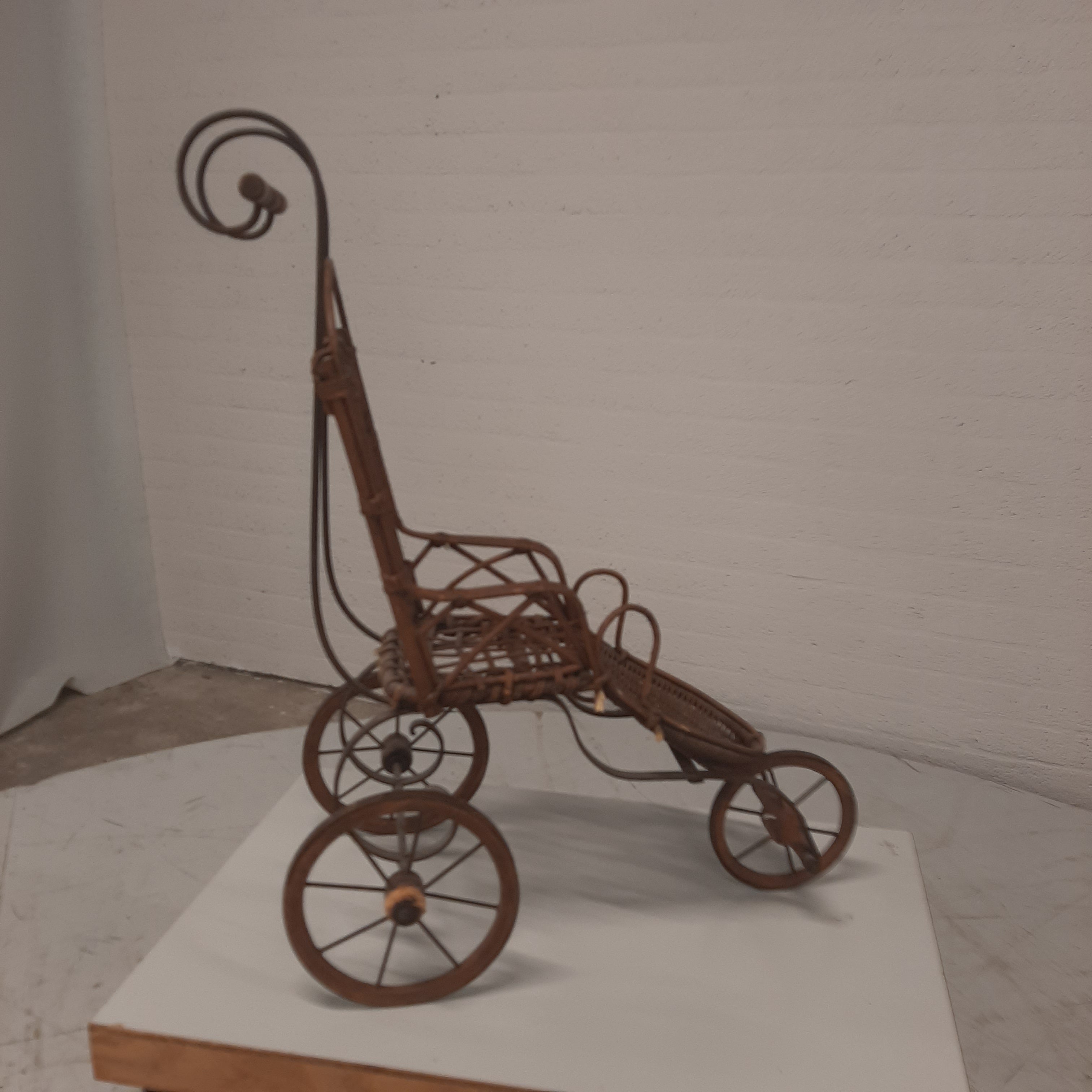 Antieke poppenwagen