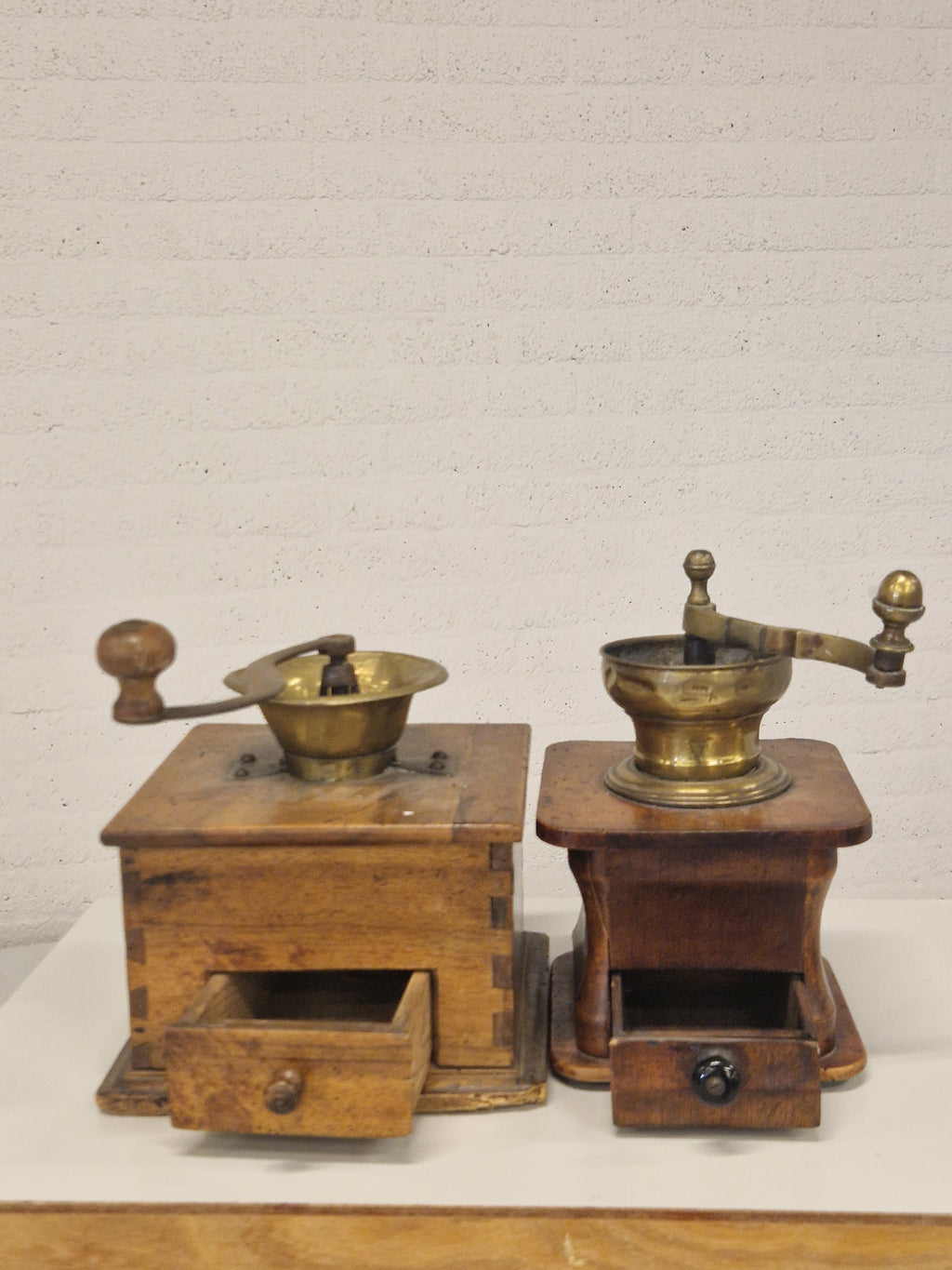 Twee antieke koffiemolens, p.s. 35