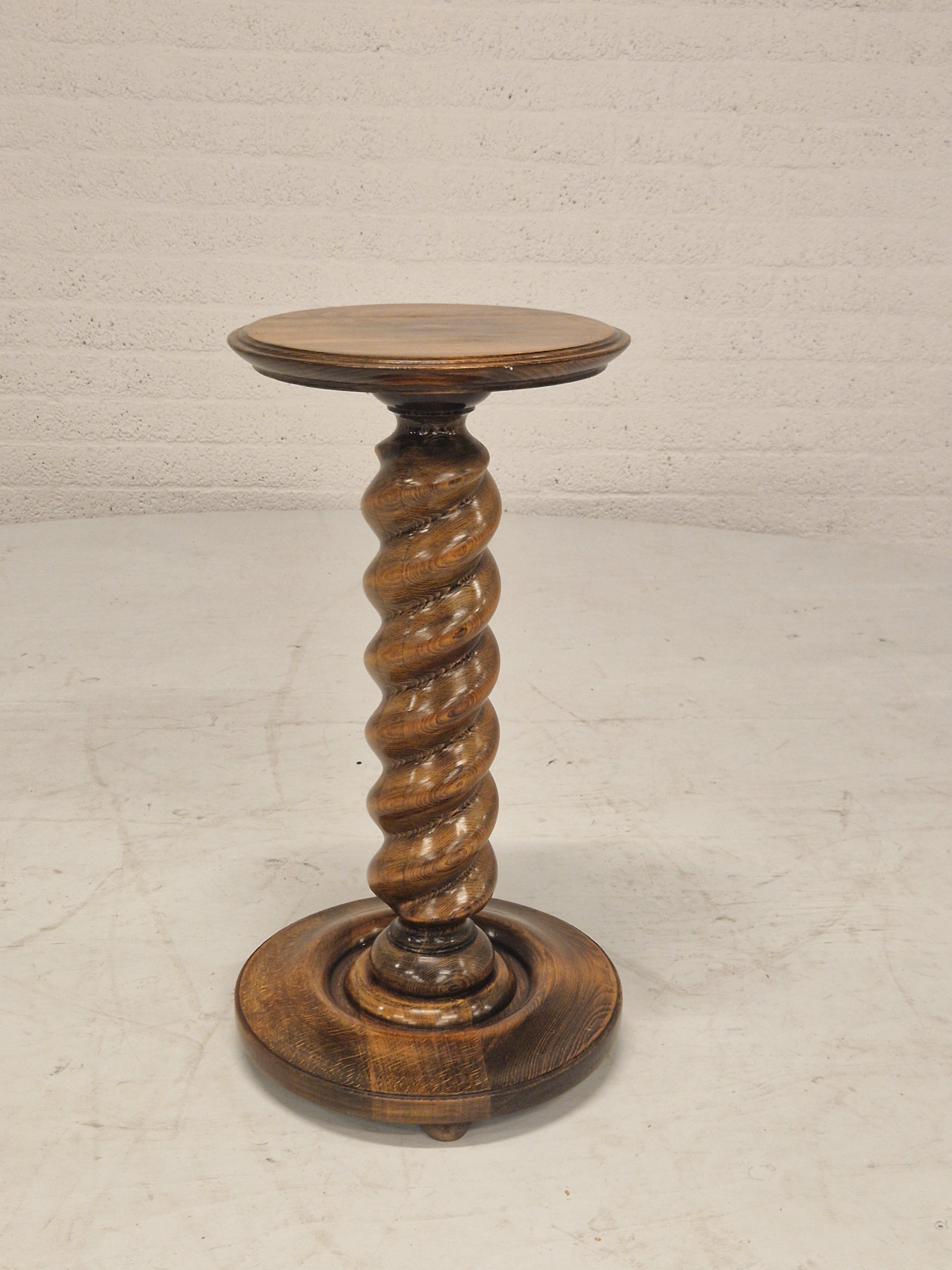Plantentafel met gedraaid hout