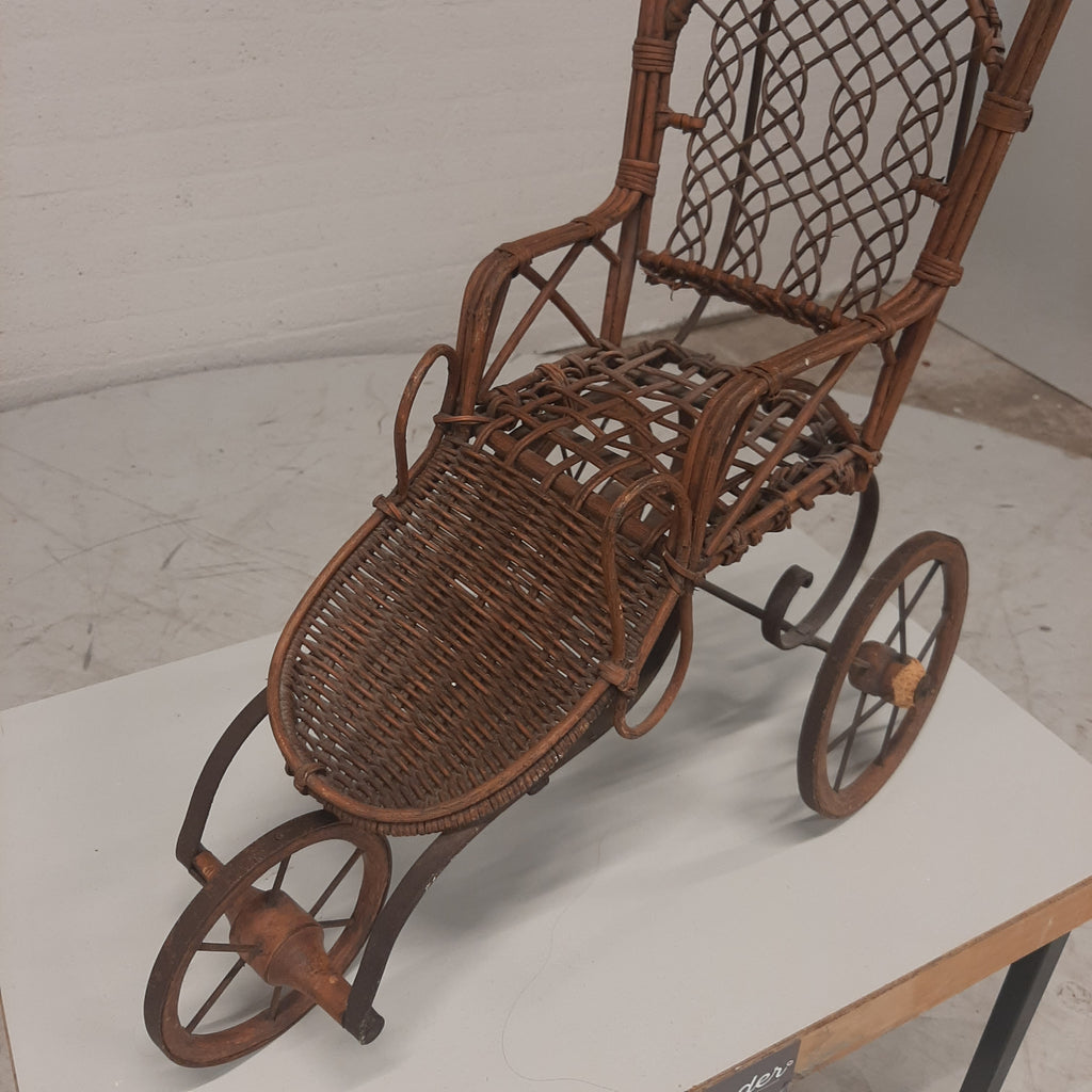 Antieke poppenwagen