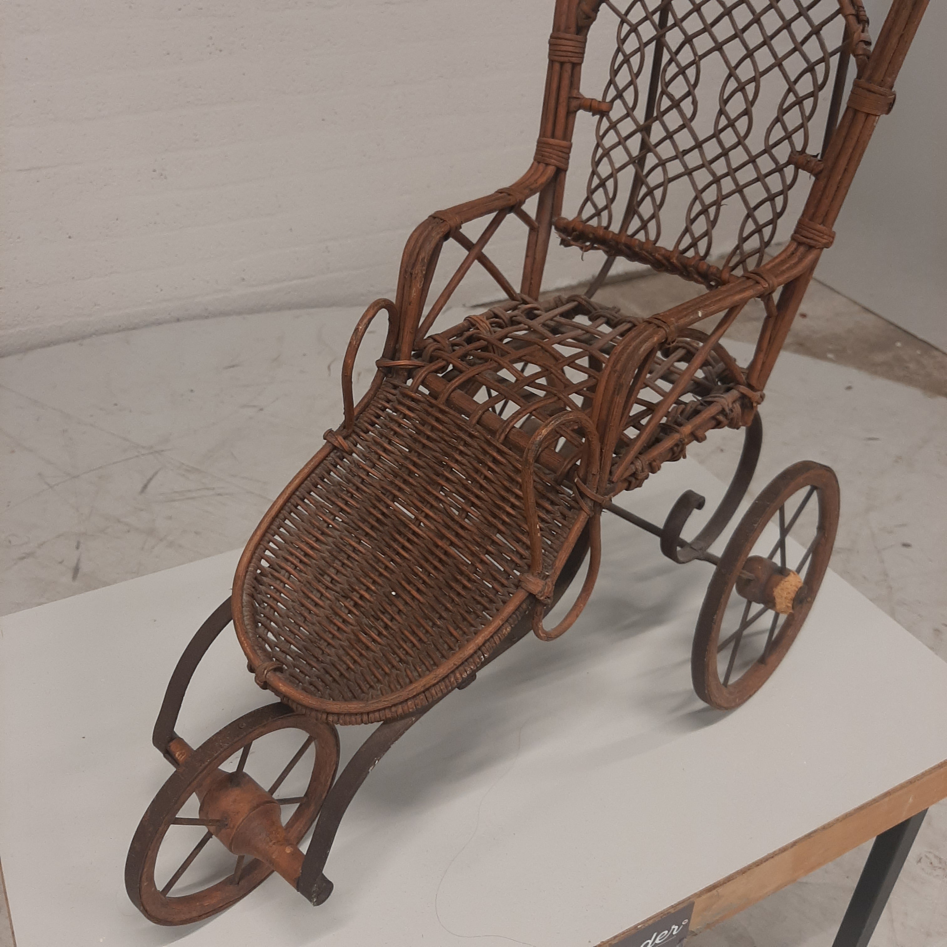 Antieke poppenwagen