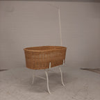 Vintage rotan wieg wit ijzeren onderstel
