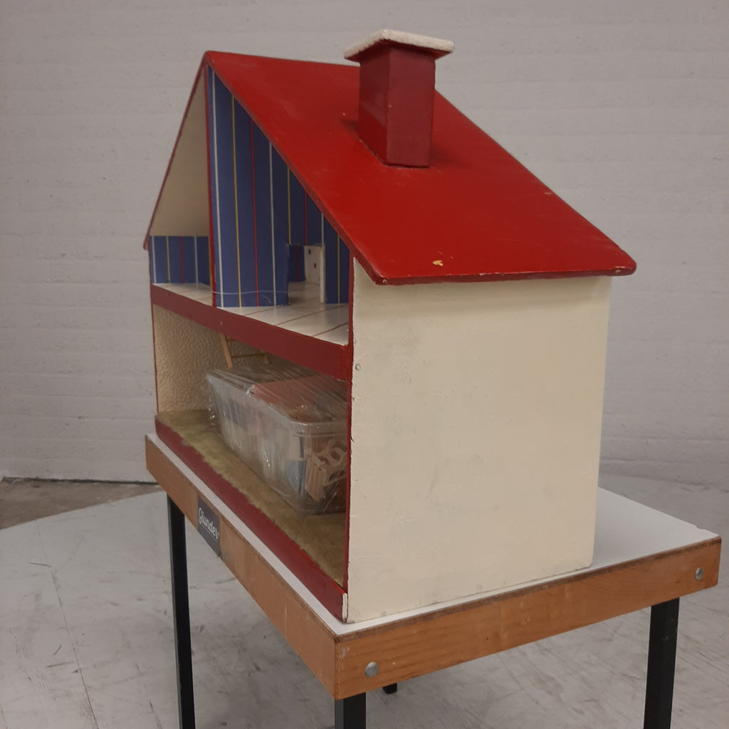 Poppenhuis met inrichting spulletjes