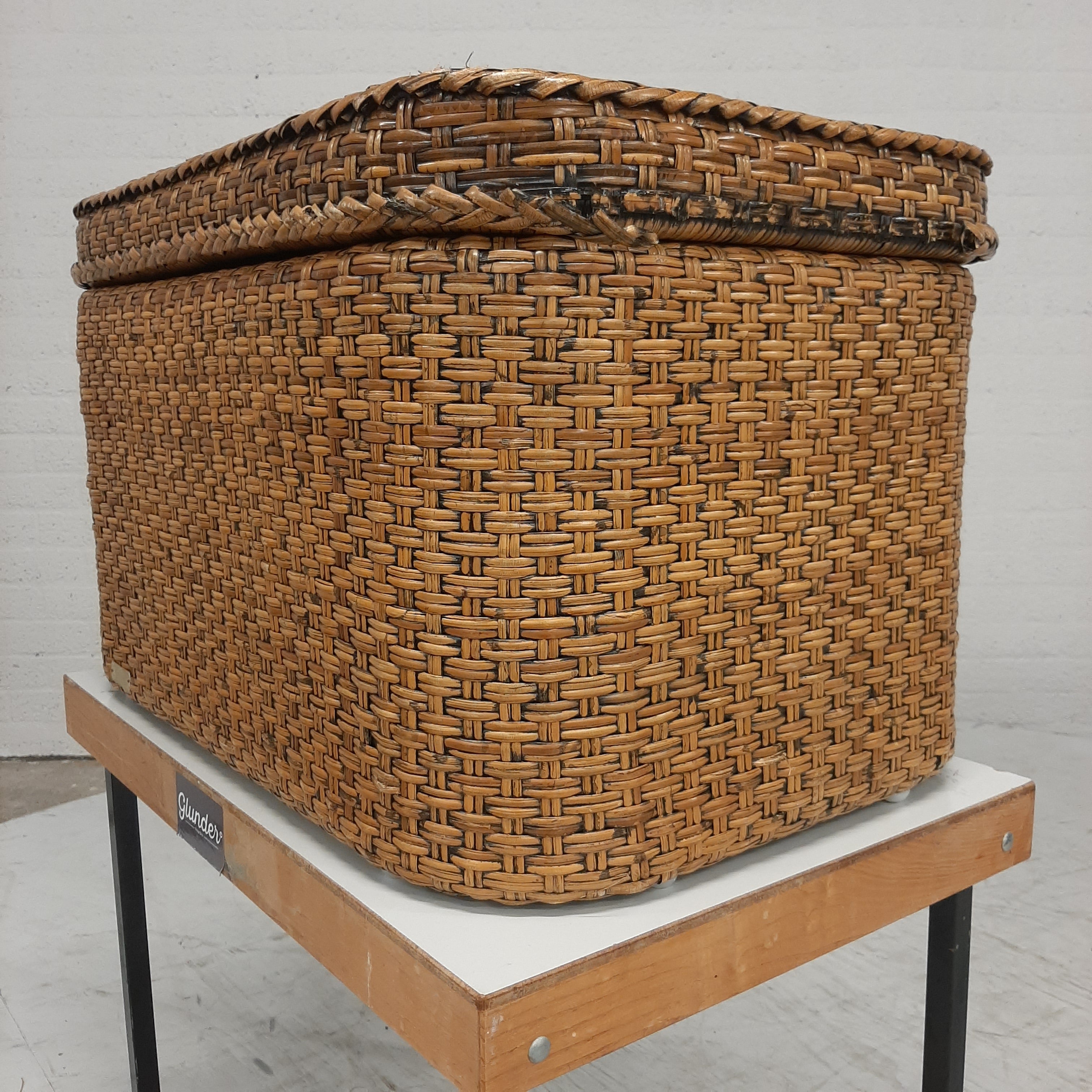 C & J rotan mand