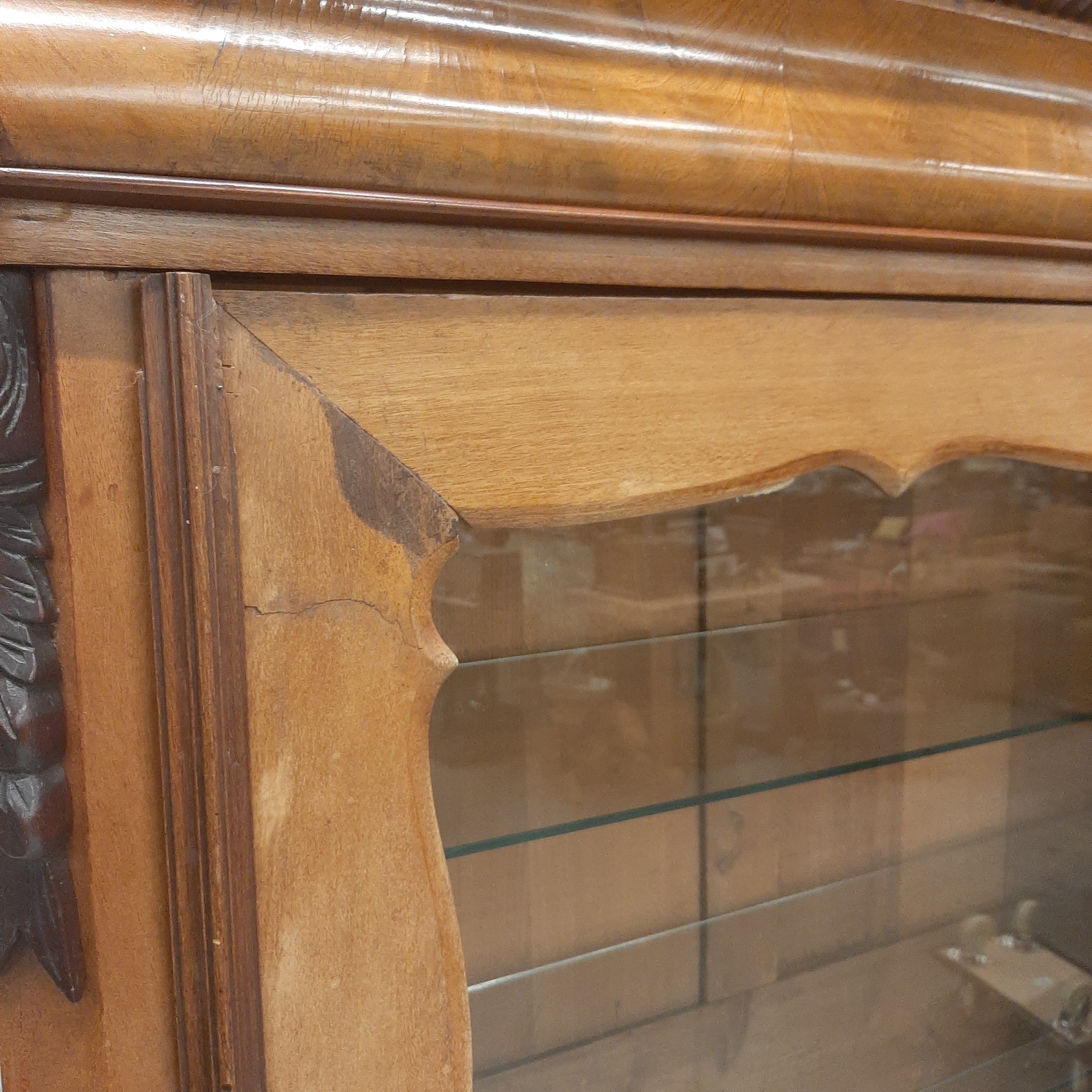Vitrinekast met 4 glasplaten één grote glasdeur
