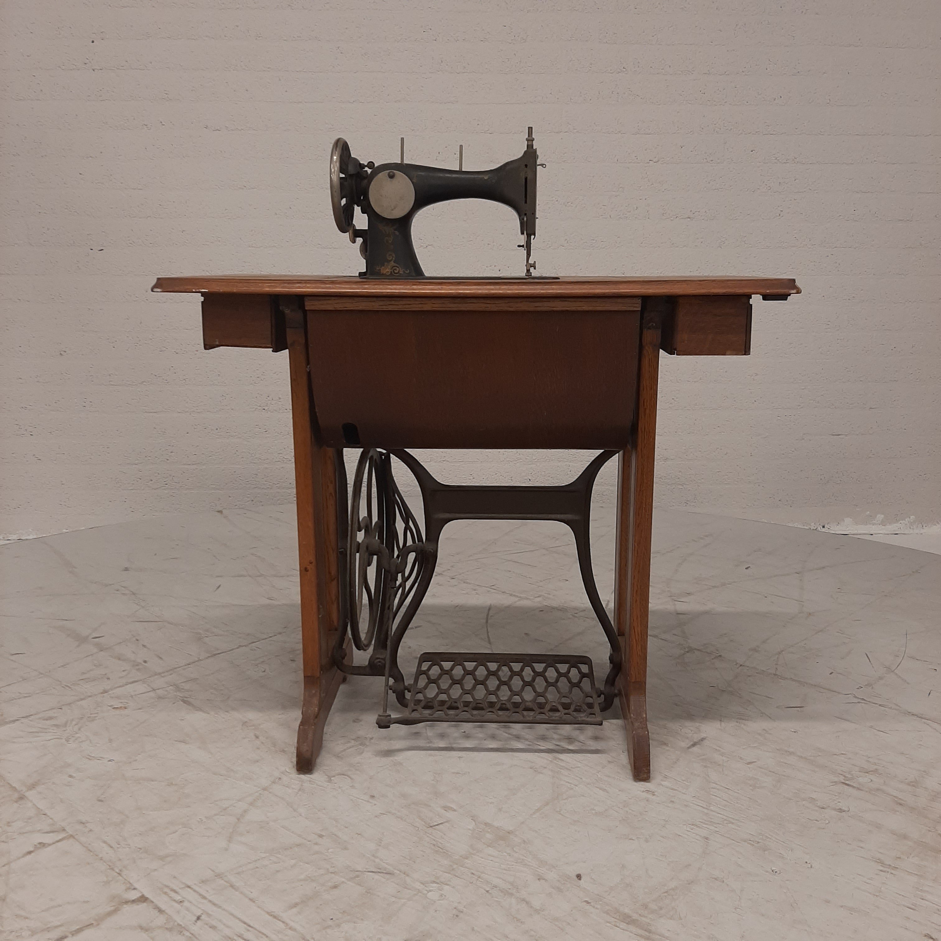 Gazelle trapnaaimachine in meubel