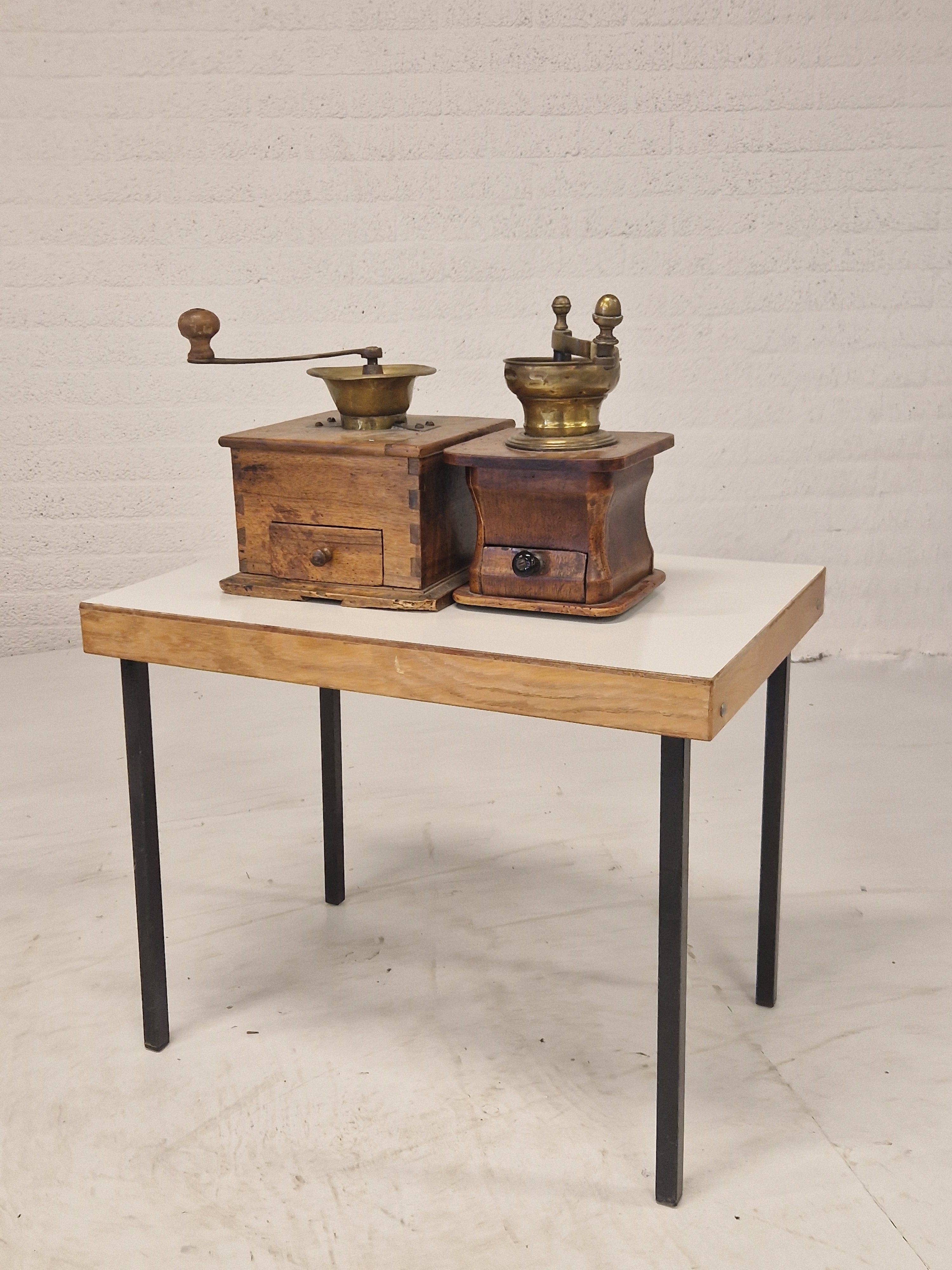 Twee antieke koffiemolens, p.s. 35