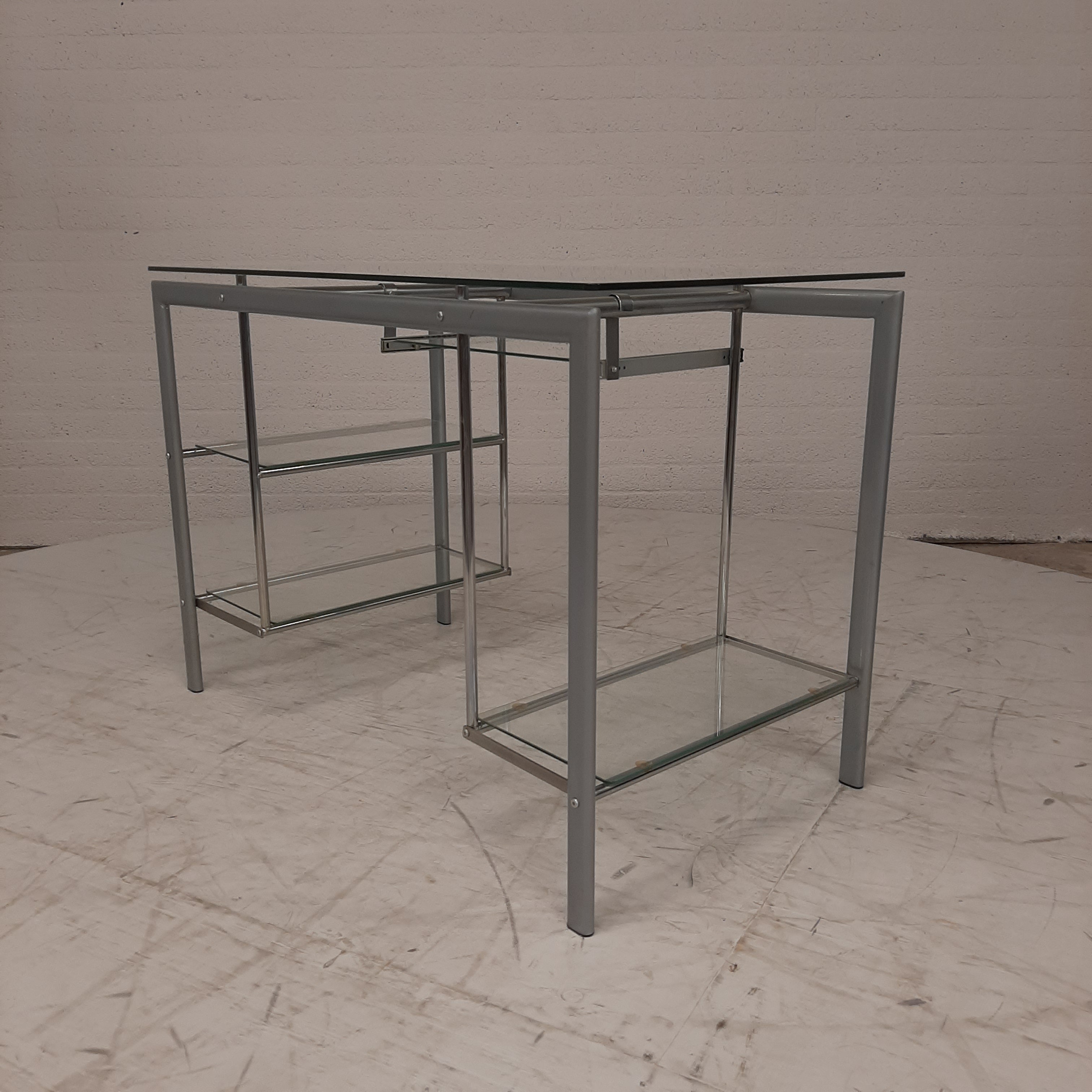 Glazen bureau op buizenframe