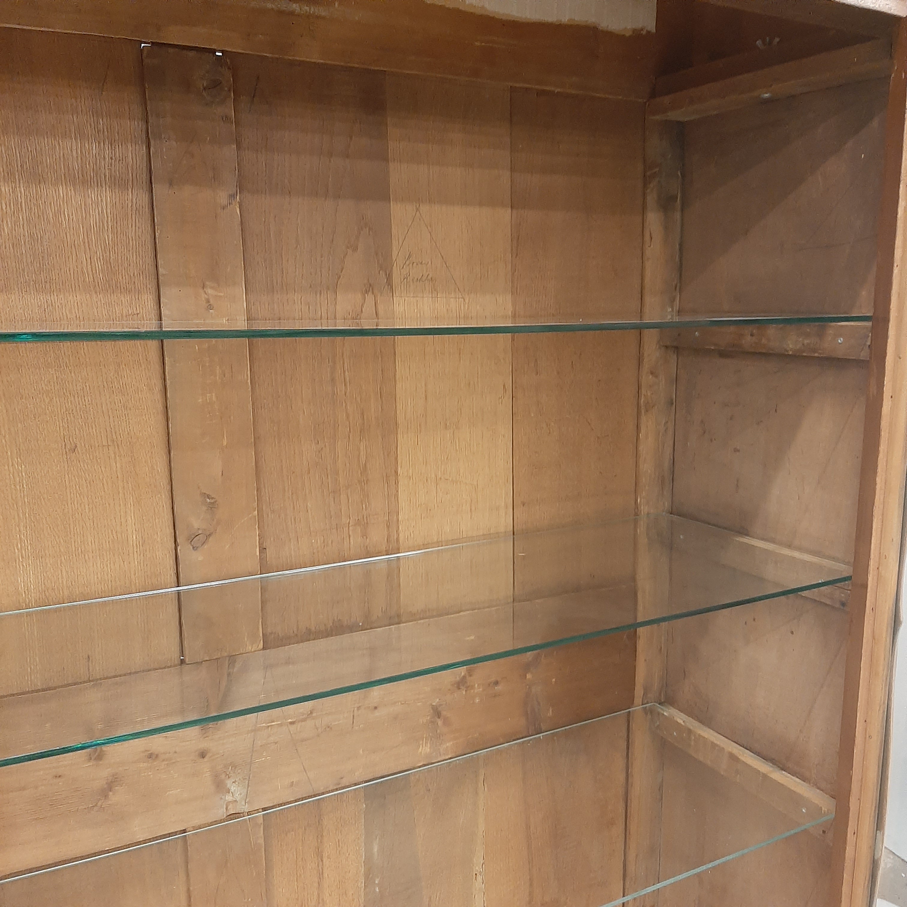 Vitrinekast met 4 glasplaten één grote glasdeur