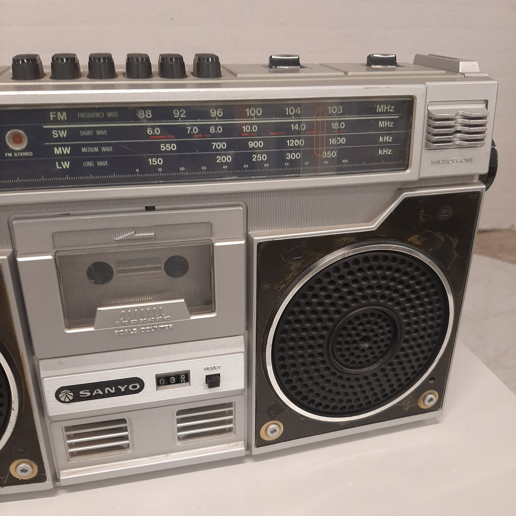 Sanyo 4 band cassette recorder