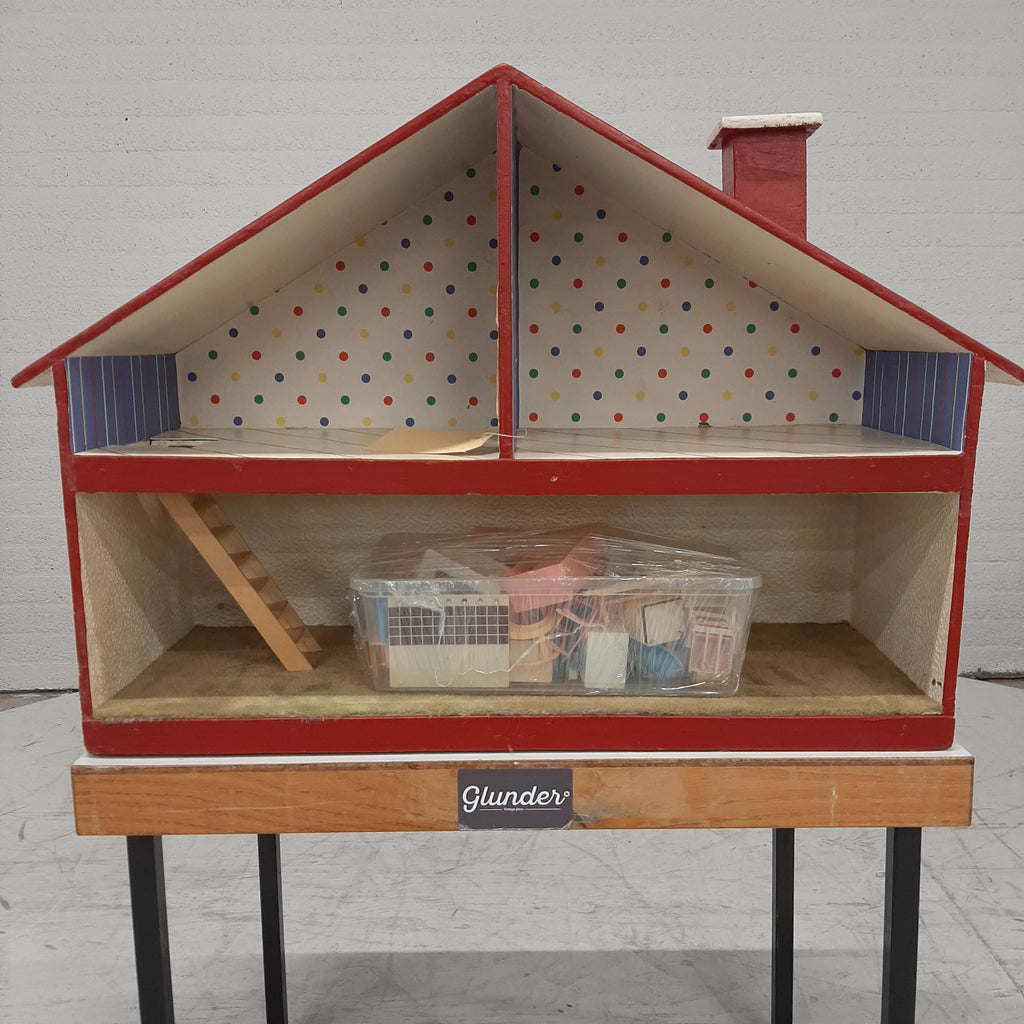 Poppenhuis met inrichting spulletjes