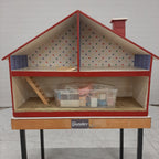 Poppenhuis met inrichting spulletjes
