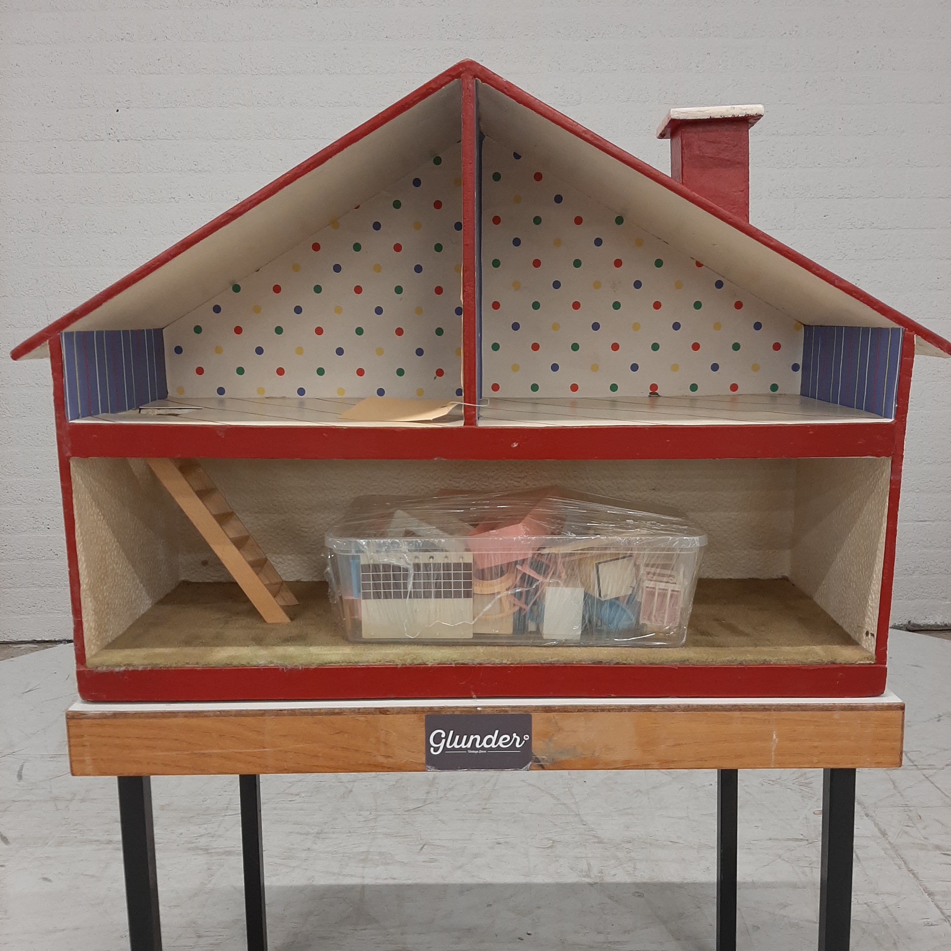 Poppenhuis met inrichting spulletjes