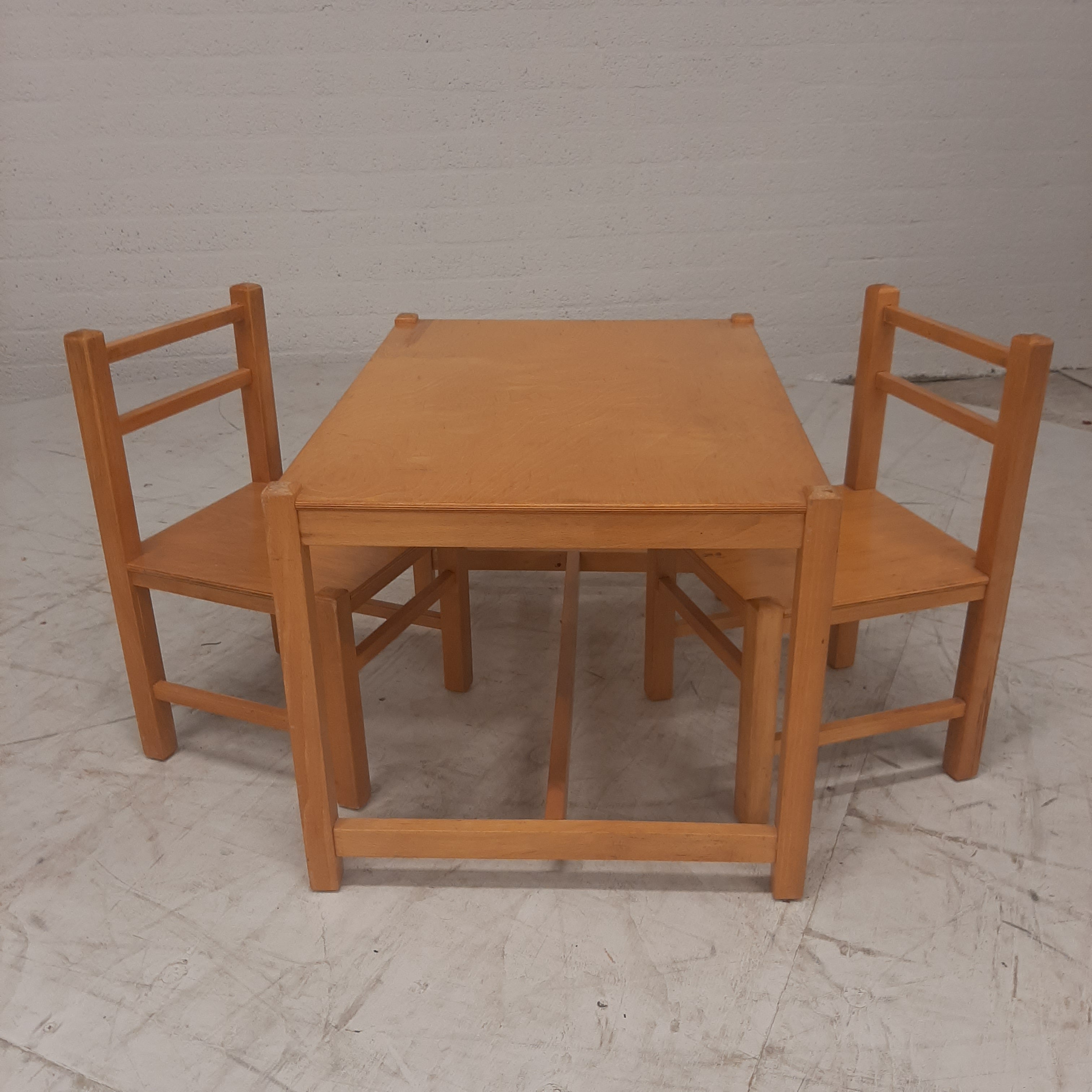 Set eiken vintage kindertafeltje en twee stoeltjes