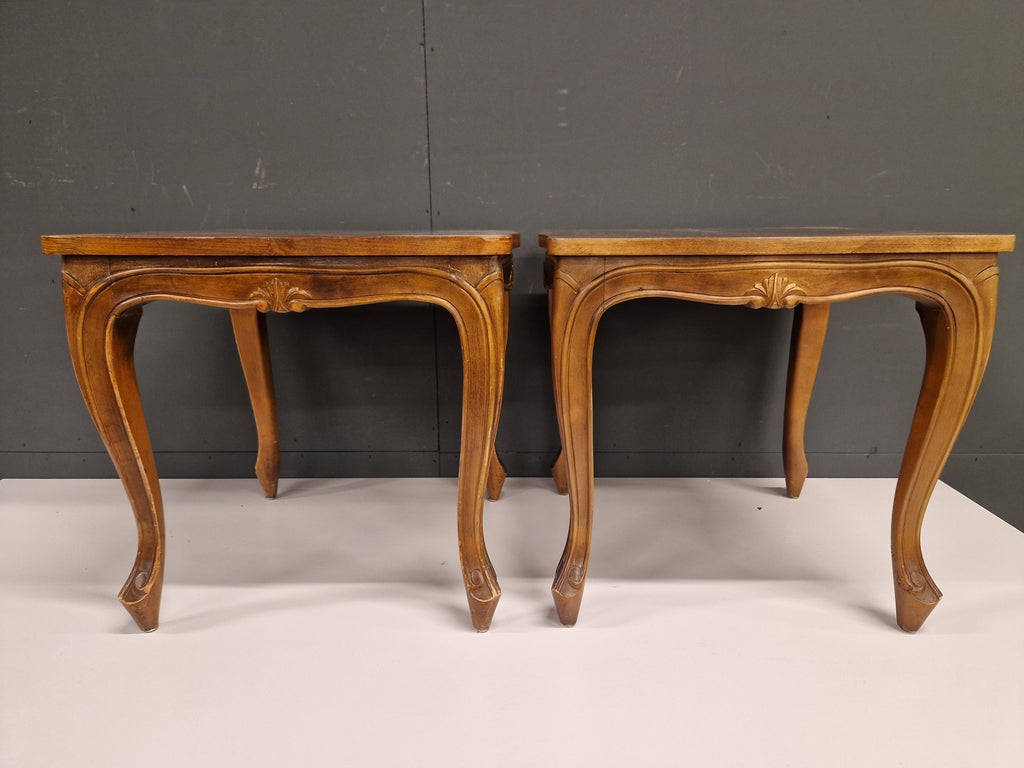 Twee identieke bijzettafels